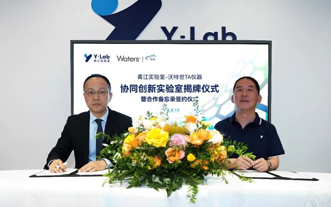 沃特世TA仪器中国区总经理王水顺(左)与甬江实验室副主任乌学东(右) 代表双方签署合作备忘录