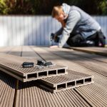 木塑露台施工 — 安装木塑复合地板的工人