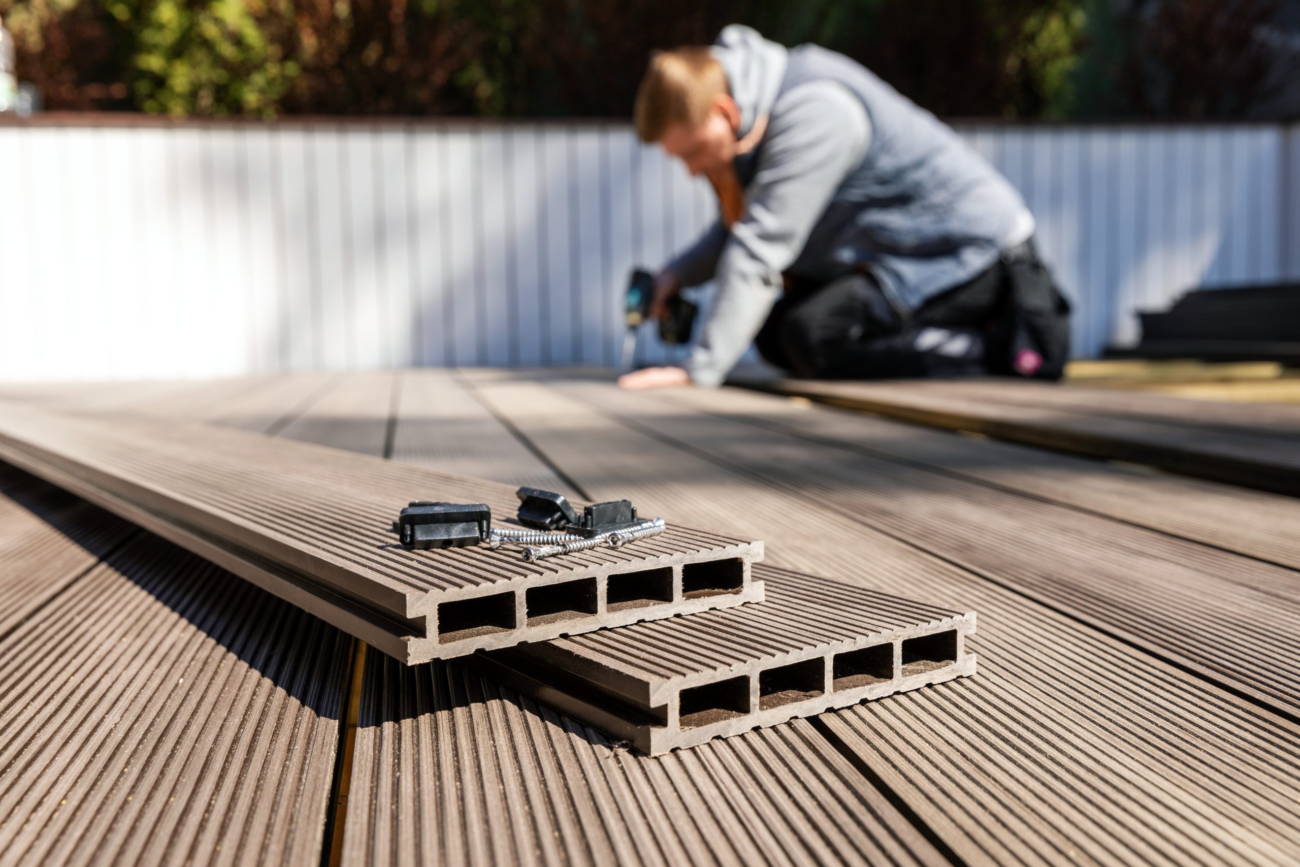 木塑露台施工 — 安装木塑复合地板的工人